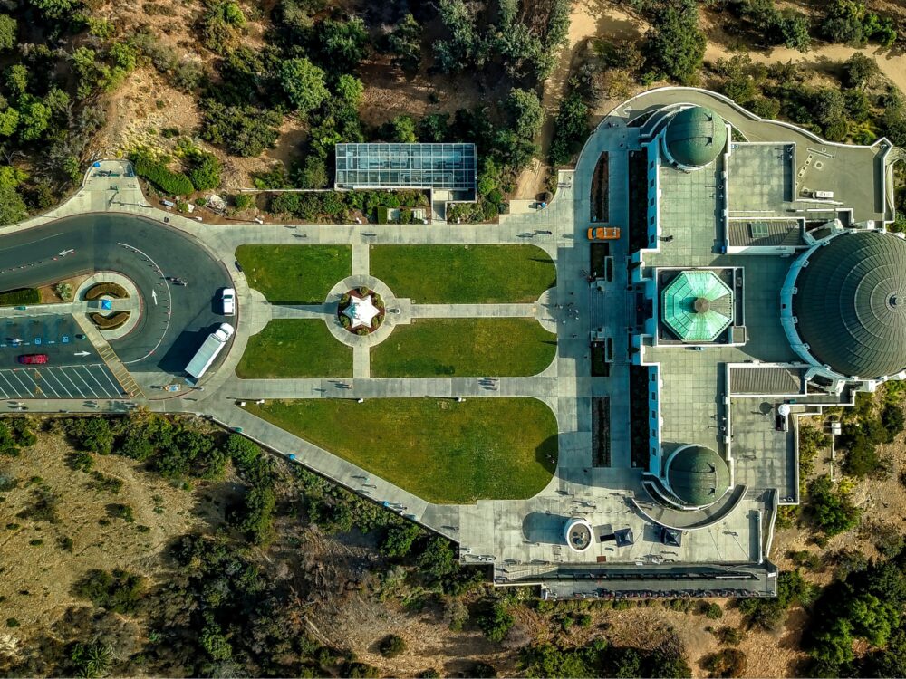Bird's eye view of Griffith Observatory. Photo by Cameron Venti (https://unsplash.com/photos/uXfzS2A6mIw)
