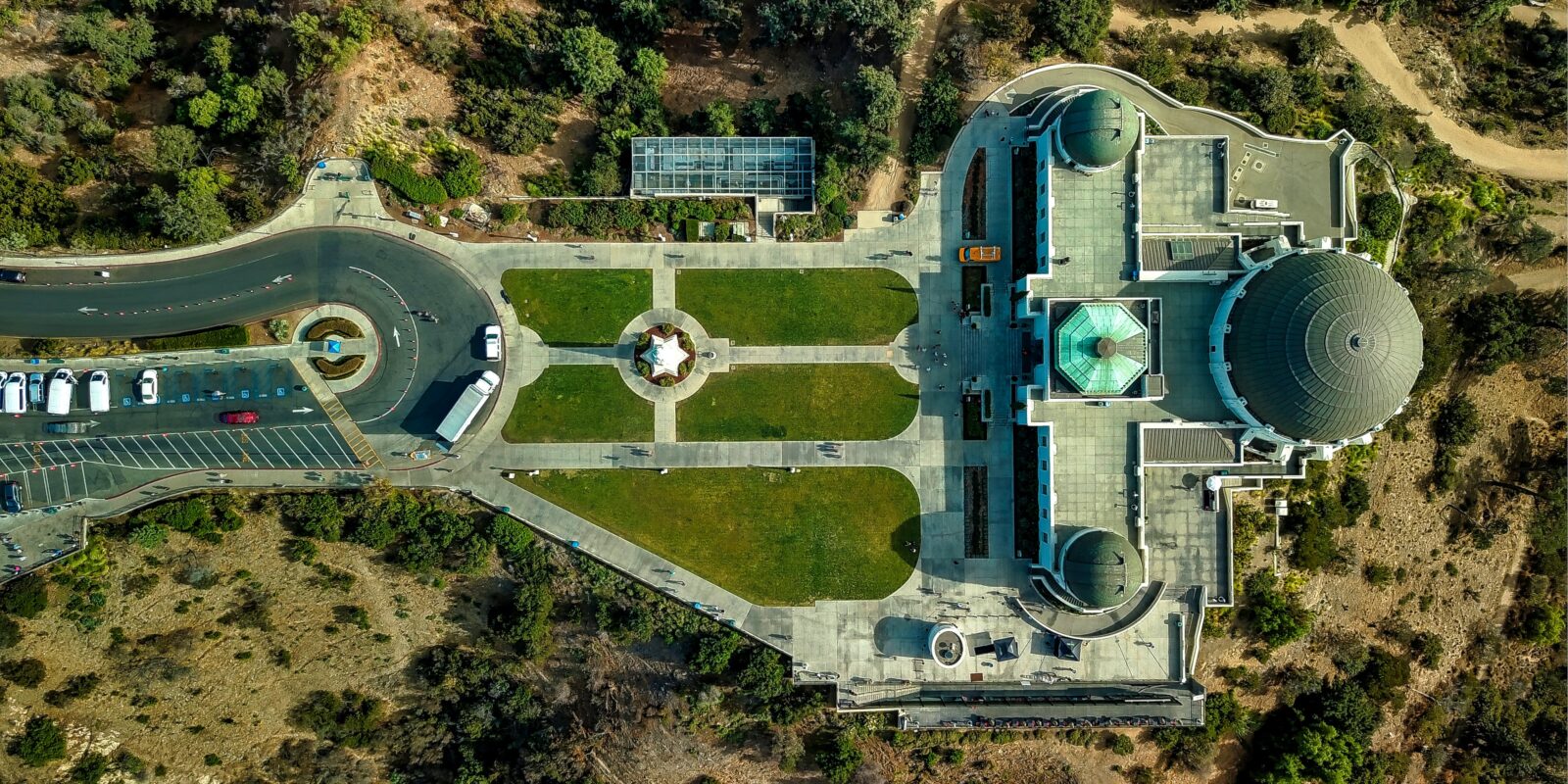 Bird's eye view of Griffith Observatory. Photo by Cameron Venti (https://unsplash.com/photos/uXfzS2A6mIw)