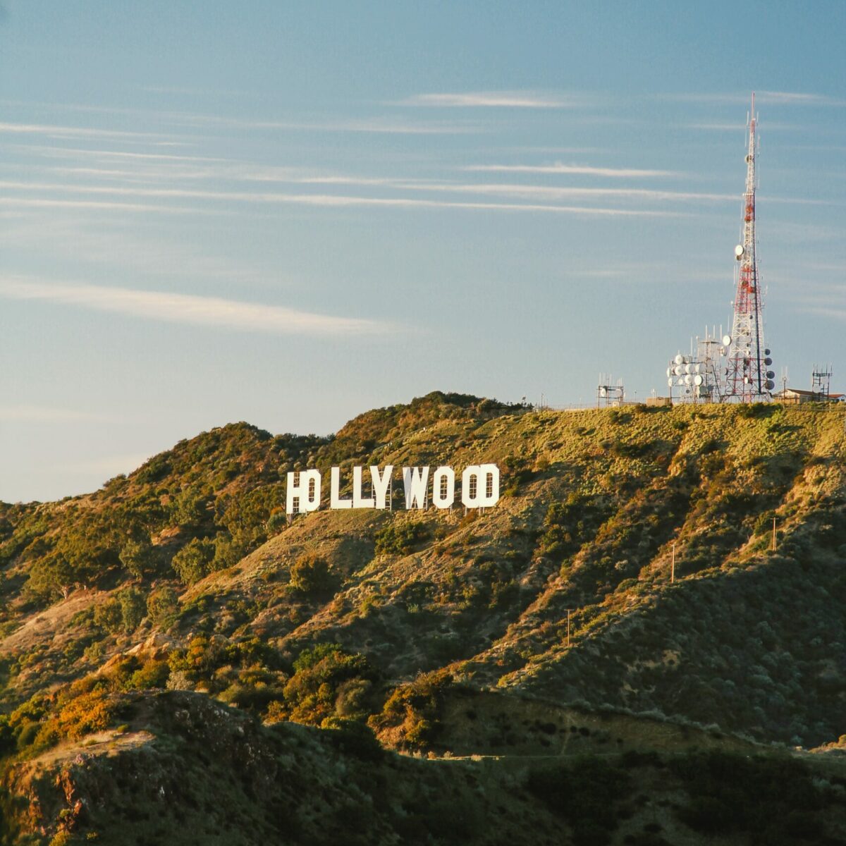 Hollywood Sign. Photo by Gabriel Santiago (https://unsplash.com/photos/VJ5i5ARz6jc)