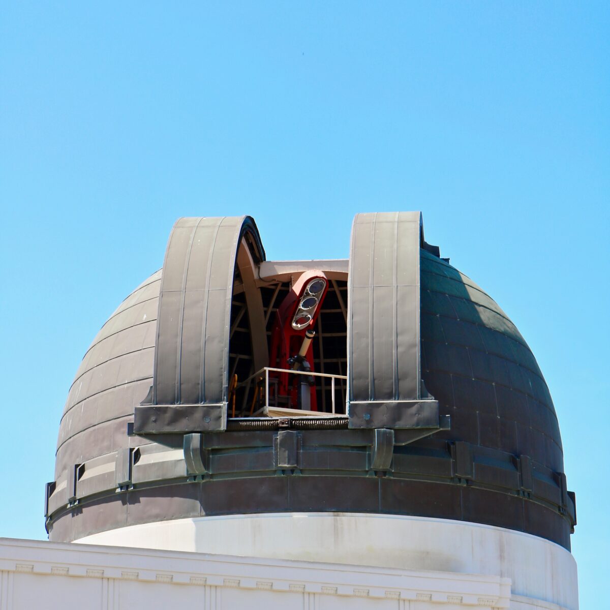 Observatory dome. Photo by James Lee (https://unsplash.com/photos/qrOZhUu5_u0)